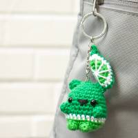 Schlüsselanhänger für Tasche oder Schlüssel gehäkelt kleines Geschenk Limette Bär Amigurumi Tier Frucht Bild 1