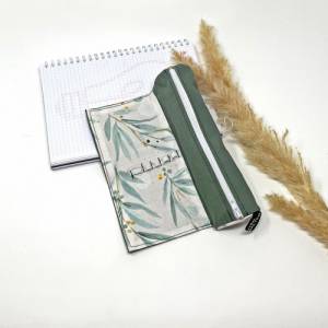 personalisiertes Federmäppchen Schule - grün - Stiftemäppchen mit Namen Gummiband, Geschenk Studentin, Mäppchen Mädchen Bild 1