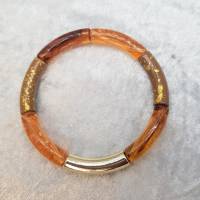 Trendiger Armreif aus gebogenen Rohrperlen aus Acryl in Braun/Gold, elastischer Armreif Bild 3