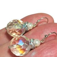 Glitzernde Ohrringe mit funkelndem Kristallglas und Muschelperle weiß handgemacht silberfarben Bild 2