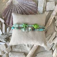 Armband „2.0“ grün - Zweireihiges maritimes Armband mit Seestern, Schildkröte, Perlen und Edelsteinen in grün Bild 1