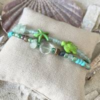 Armband „2.0“ grün - Zweireihiges maritimes Armband mit Seestern, Schildkröte, Perlen und Edelsteinen in grün Bild 2