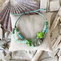 Armband „2.0“ grün - Zweireihiges maritimes Armband mit Seestern, Schildkröte, Perlen und Edelsteinen in grün Bild 3