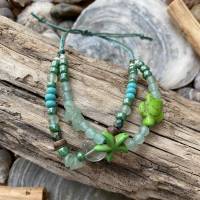 Armband „2.0“ grün - Zweireihiges maritimes Armband mit Seestern, Schildkröte, Perlen und Edelsteinen in grün Bild 4