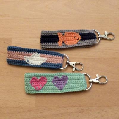 Häkelanleitung Schlüsselbänder mit 3 eingehäkelten Motiven: Herz, Fisch, Papierschiffchen, pdf-Datei