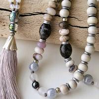lange Boho Kette mit Quaste, Edelstein Kette, Perlenkette mit Holzperlen, graue Halskette, lange Kette für Damen Bild 4