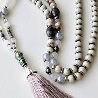 lange Boho Kette mit Quaste, Edelstein Kette, Perlenkette mit Holzperlen, graue Halskette, lange Kette für Damen Bild 6