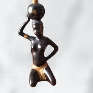 Porzellanfigur, Frau mit Krug, halbnackte Frauenskulptur, Keramikfigur, afrikanische Frau mit Krug Bild 1