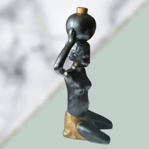 Porzellanfigur, Frau mit Krug, halbnackte Frauenskulptur, Keramikfigur, afrikanische Frau mit Krug Bild 3