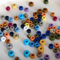 100 Keramikperlen, bunte Perlenmischung, Walzen in vielen Farben, Perlenset, Schmuckherstellung Bild 1