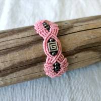 süßes Makramee Armband in rosa in Kombination mit silberfarbenen Metallperlen Bild 3