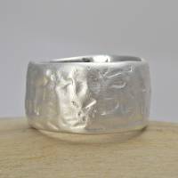 Bandring „Schlick“ mit strukturierter, weicher Oberfläche in Silber,  breiter außergewöhnliche Silberring mit Struktur Bild 2