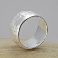 Bandring „Schlick“ mit strukturierter, weicher Oberfläche in Silber,  breiter außergewöhnliche Silberring mit Struktur Bild 3