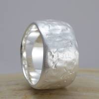Bandring „Schlick“ mit strukturierter, weicher Oberfläche in Silber,  breiter außergewöhnliche Silberring mit Struktur Bild 4