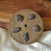 % SALE | runde Seifenablage aus Beton und Steinen | oliv grün braun | D 10 cm Bild 3
