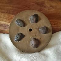 % SALE | runde Seifenablage aus Beton und Steinen | oliv grün braun | D 10 cm Bild 5