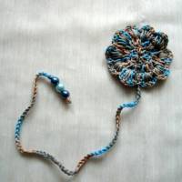 Gehäkeltes Lesezeichen mit Blüte und Perlen in blau, beige und braun, 34 cm Bild 1