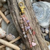 Sweetheart - Taschenbaumler mit einer Vielzahl an Perlen, Edelsteinen, Anhängern in rosa Bild 1