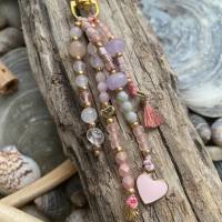 Sweetheart - Taschenbaumler mit einer Vielzahl an Perlen, Edelsteinen, Anhängern in rosa Bild 2