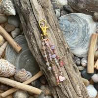 Sweetheart - Taschenbaumler mit einer Vielzahl an Perlen, Edelsteinen, Anhängern in rosa Bild 3