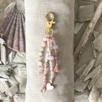 Sweetheart - Taschenbaumler mit einer Vielzahl an Perlen, Edelsteinen, Anhängern in rosa Bild 4