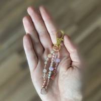 Sweetheart - Taschenbaumler mit einer Vielzahl an Perlen, Edelsteinen, Anhängern in rosa Bild 5