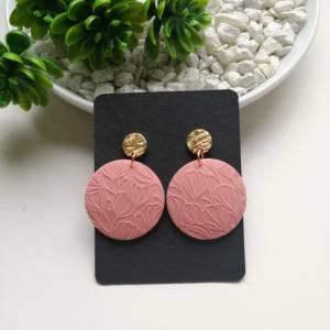 Rosa Ohrringe rund aus Polymer Clay | florales Muster | goldene Ohrstecker aus Edelstahl | Peachy Farbton Bild 7
