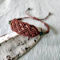 Makramee Armband Keltischer Knoten mit kleinen Glas- und Metallperlen Bild 3