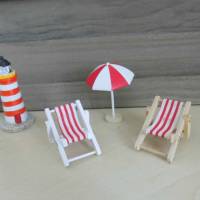 Miniatur Strandszene Leuchtturm Liegestühle und Sonnenschirm    zur Dekoration oder zum Basteln für den Feengarten Bild 1