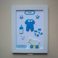 Geschenk zur Geburt/Taufe mit Accessoires für einen Jungen im Bilderrahmen eingefasst mit Name und Datum, 3D, Baby Bild 1