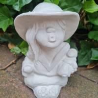 Wetterfeste Beton-Gartenfigur Mädchen "Knutschi" – Perfekte Gartendeko Steinfigur Bild 1