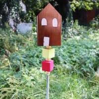 Gartenstecker Haus Holz handgefertigt mit Holzperlen Bild 1