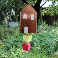 Gartenstecker Haus Holz handgefertigt mit Holzperlen Bild 3