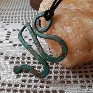 Kupferanhänger in Schlangenform, handgemacht in Bayern, patiniert, am Schiebeband, gehämmert Bild 1
