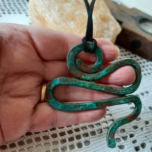 Kupferanhänger in Schlangenform, handgemacht in Bayern, patiniert, am Schiebeband, gehämmert Bild 2