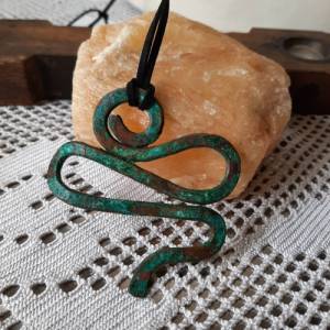 Kupferanhänger in Schlangenform, handgemacht in Bayern, patiniert, am Schiebeband, gehämmert Bild 5