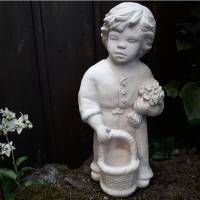 Wetterfeste Gartenfigur Junge mit Blumen und Korb - Eine charmante Steinfigur für das ganze Jahr Bild 1