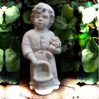 Wetterfeste Gartenfigur Junge mit Blumen und Korb - Eine charmante Steinfigur für das ganze Jahr Bild 3