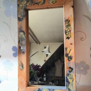 Wandspiegel mit handgearbeitetem, abstrakt bemalten Holzrahmen Bild 3