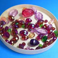 Perlensortiment, glänzende irisierende Perlen, violett rot grün, Acrylperlen facettiert, Schmuckherstellung, DIYProjekte Bild 1