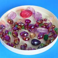 Perlensortiment, glänzende irisierende Perlen, violett rot grün, Acrylperlen facettiert, Schmuckherstellung, DIYProjekte Bild 2