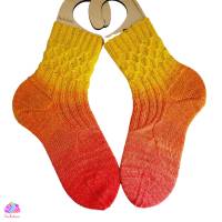 Socken "Juliana", Größe 38/39 handgestrickt, mit tollem Muster und Farbverlauf Bild 1