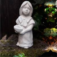 Wetterfeste Steinfigur Mädchen mit Schale stehend - Eine charmante Gartenfigur für das ganze Jahr Bild 1