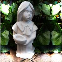 Wetterfeste Steinfigur Mädchen mit Schale stehend - Eine charmante Gartenfigur für das ganze Jahr Bild 3