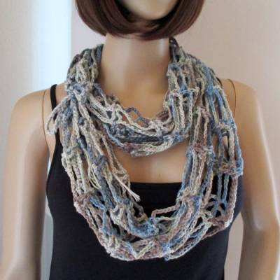 Leichter Schal, Loop aus Viskose und Leinen, in luftigem Fantasiemuster gehäkelt