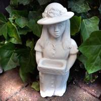 Wetterfeste Steinfigur Mädchen mit Schale stehend - Eine charmante Gartenfigur für das ganze Jahr Bild 3