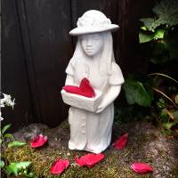 Wetterfeste Steinfigur Mädchen mit Schale stehend - Eine charmante Gartenfigur für das ganze Jahr Bild 4