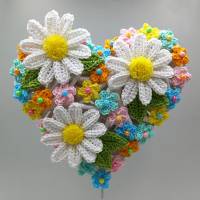 Häkelanleitung Margeriten - Blumen-Dekoration aus Wollresten für Weidenkränze & Weiden-Herzen Bild 1