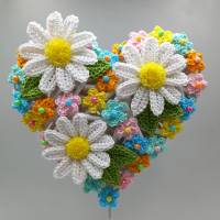 Häkelanleitung Margeriten - Blumen-Dekoration aus Wollresten für Weidenkränze & Weiden-Herzen Bild 4