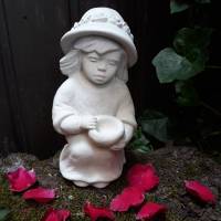 Wetterfeste Steinfigur Mädchen mit Schale sitzend - Eine charmante Gartenfigur für das ganze Jahr Bild 1
